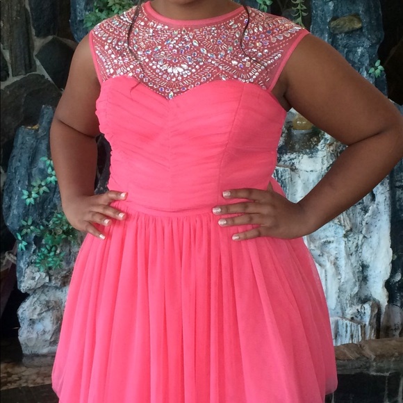 Dresses - Picture 3 of 3